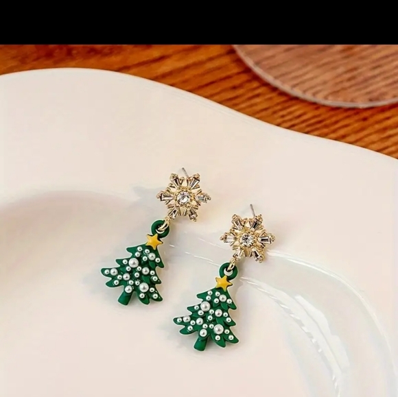 ** BRAND NEW BEAUTIFUL CHRISTMAS TREE EARRINGS - Picture 2 of 4